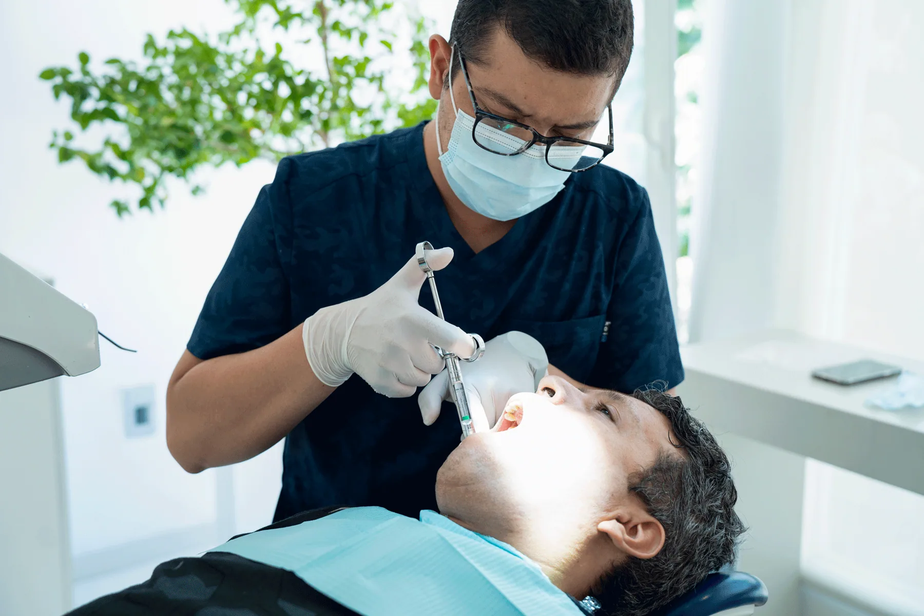 Especialista de Medicadentec revisando a un paciente